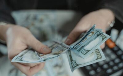 ¿Por qué las subidas de tasas en EE. UU. fortalecen el dólar y debilitan el peso?