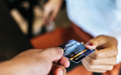 Usar la tarjeta de crédito será más barato para algunos clientes, pero tenga cuidado al hacerlo