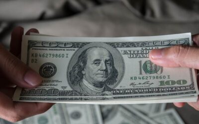 El dólar tocó un mínimo de $4.577 en la jornada y cada vez se acerca más a los $4.500