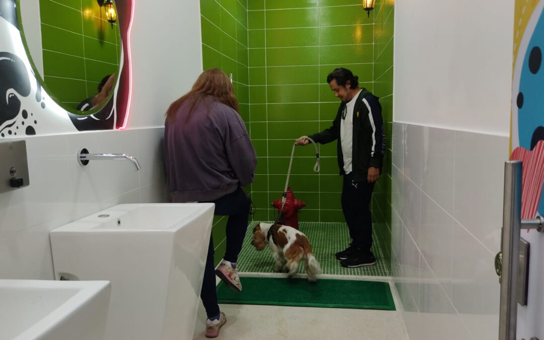 Plaza Imperial revoluciona la experiencia comercial con la inauguración del primer baño para mascotas en centros comerciales de Colombia