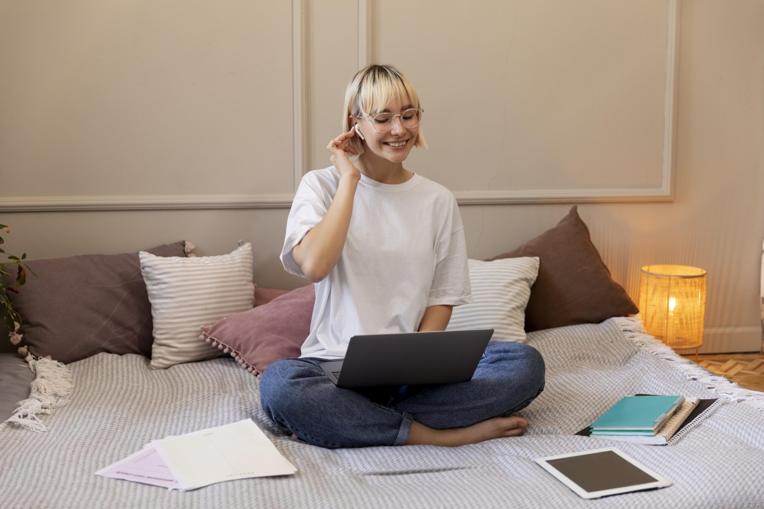 joven-mujer-rubia-trabajando-casa-su-computadora-portatil