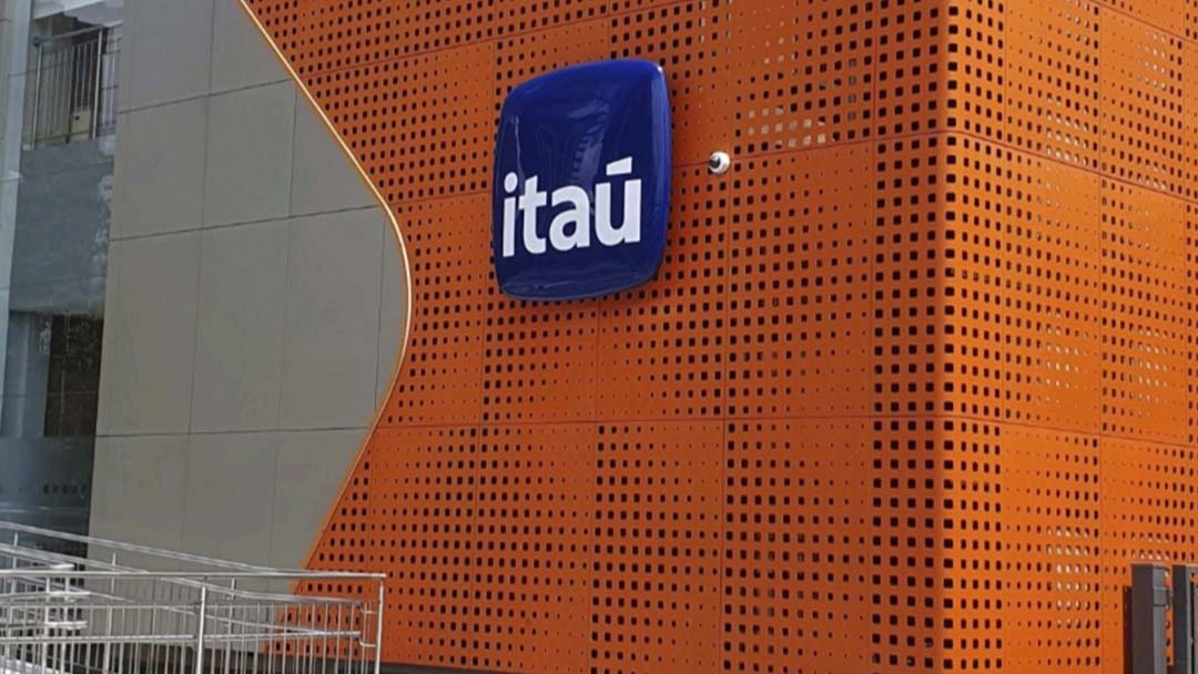 Itaú Colombia se asocia con Amazon Web Services para impulsar su transformación digital y reducir su huella de carbono
