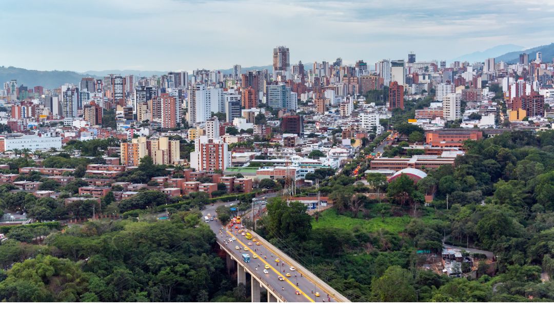 La descentralización empresarial en Colombia: ¿tendencia real o estrategia de marketing?