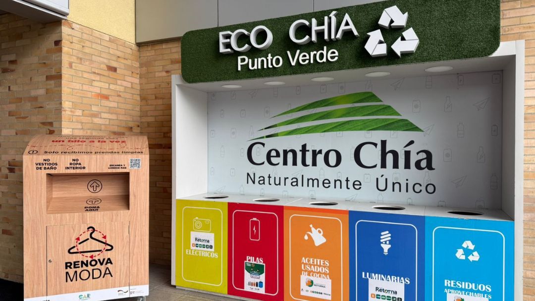 Centro Chía inaugura el primer contenedor de ropa usada en el municipio, apostando por la moda circular