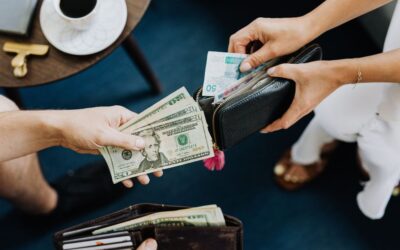 EE.UU. aprueba impuesto del 1 % a remesas en efectivo, afectando a migrantes de Colombia y otros países