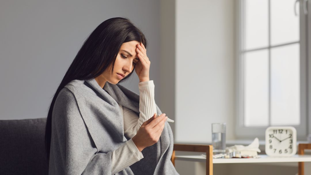 Infecciones respiratorias en temporada de lluvias: síntomas de alarma y factores de riesgo en adultos jóvenes