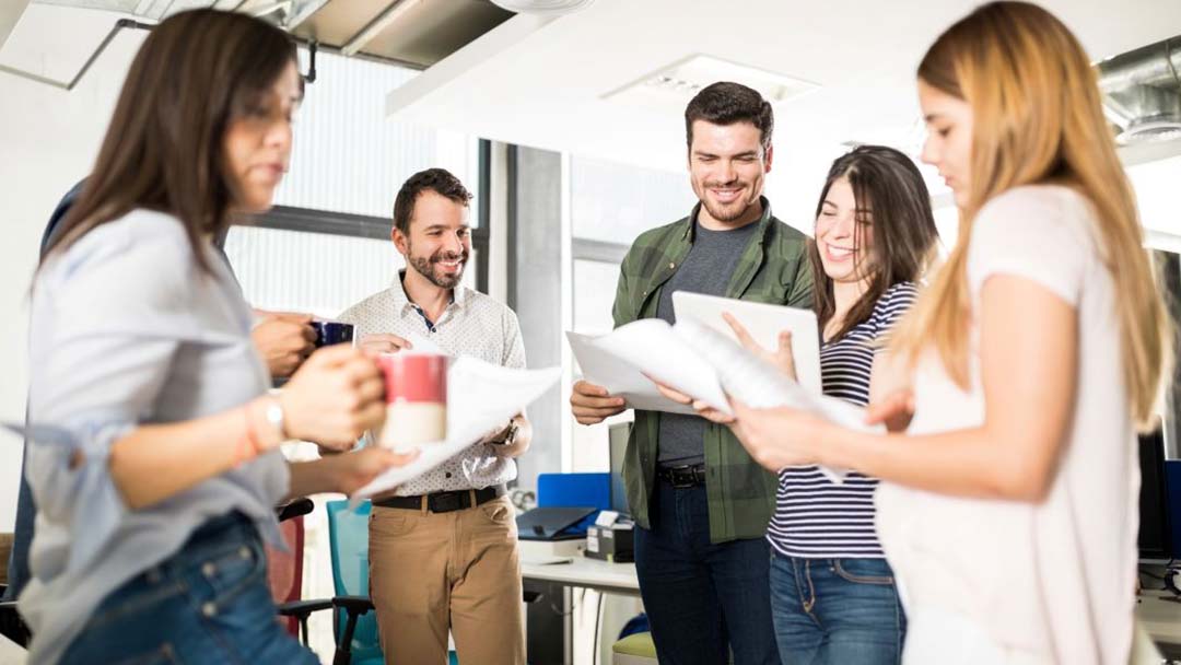 Foto-tomada-de-Freepik-empresaria-mirando-su-tableta-digital-con-su-equipo-leyendo-algunos-documentos