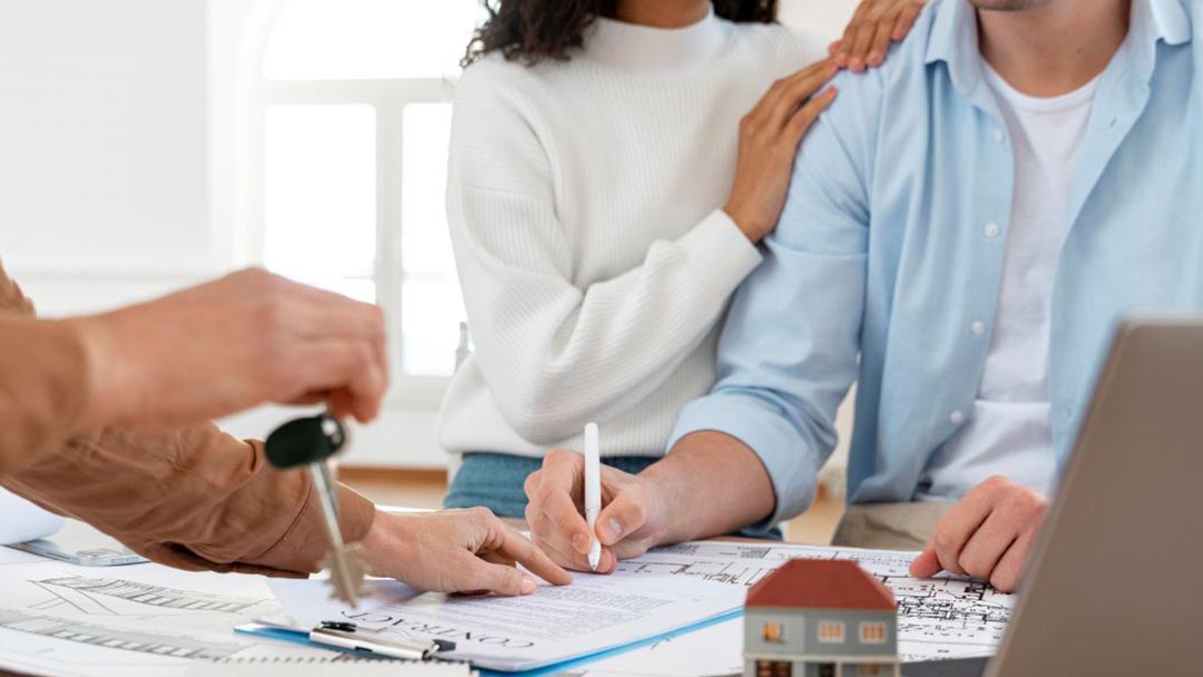 pareja-sonriente-firma-contrato-para-casa-nueva