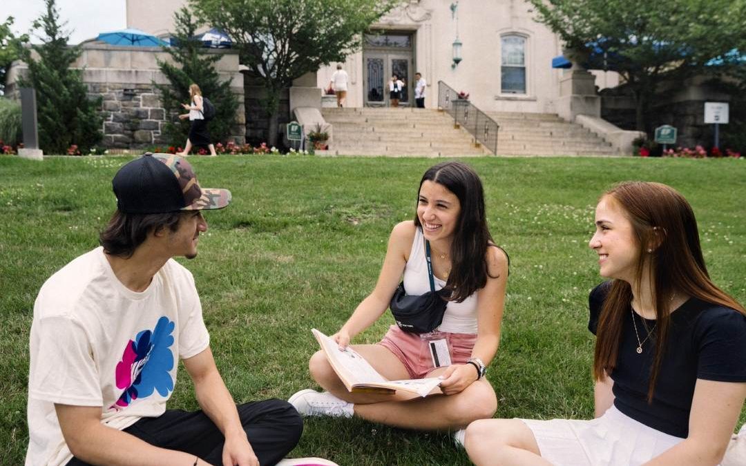 EF cumple 40 años en Colombia y consolida la educación internacional sin límite de edad