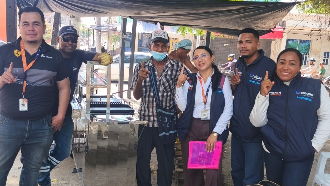 De la leña al crédito: la apuesta por transformar 250 negocios de comida al paso en Colombia
